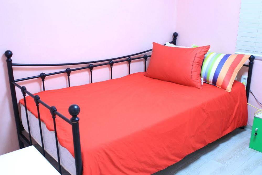 Hotel Kpopstarz - Caters To Women