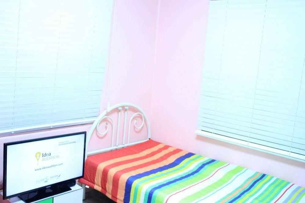 Hotel Kpopstarz - Caters To Women